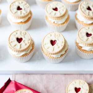 A chopping board of six Jammie Dodger Cupcakes