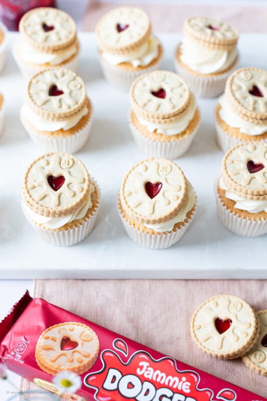 A chopping board of six Jammie Dodger Cupcakes