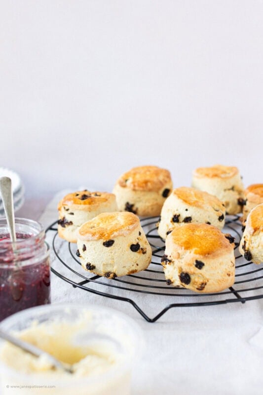 A wire cooling rack of Fruit Scones