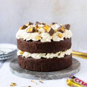 A full Honeycomb Crunchie Cake on a serving dish