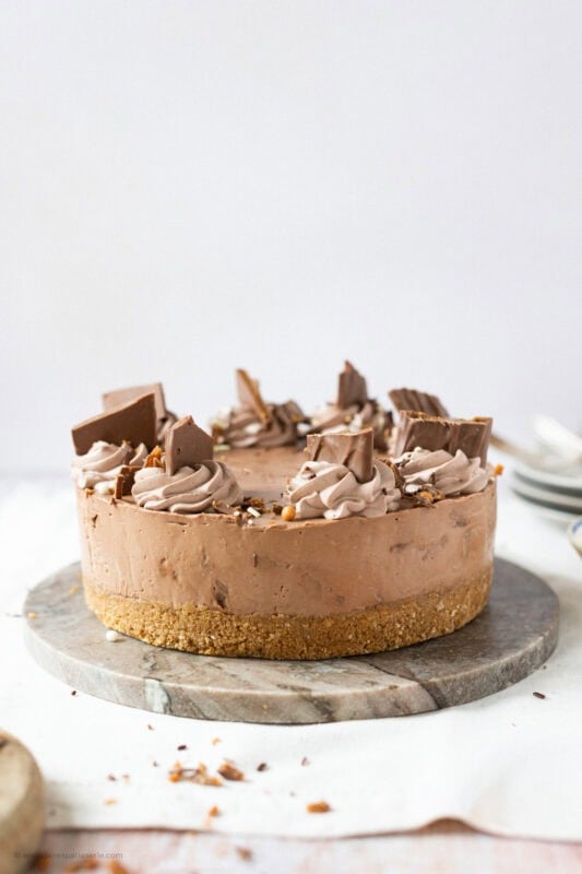 A completed No-bake Daim Cheesecake